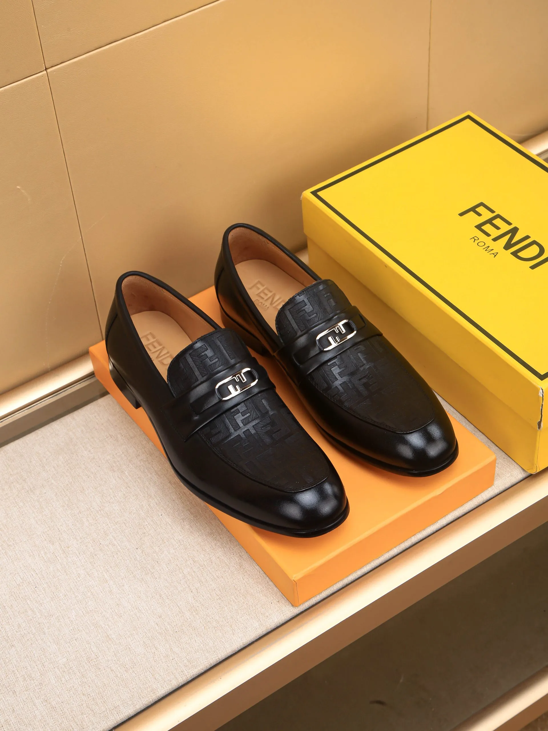 Men's shoes💰460 🕷🕷【FENDI】The latest men's formal leather shoes🇨🇳Classic series not to be missed💯The first layer is made of imported first-layer cowhide☘Original quality, the leather is smooth and delicate🎋Awesome version, perfect streamlined outline🍇🐮Leather lining, code number 39-44...(customized at 38.45.46.47)